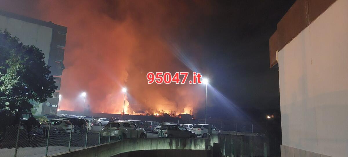 PATERNÒ. VASTO INCENDIO IN CORSO IN ZONA VIALE DEI PLATANI - 