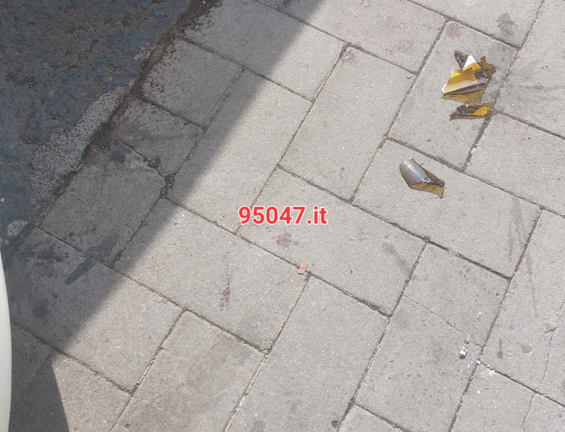 PATERNO'. VIOLENTA LITE NELLA NOTTE IN VIA FALLICA , SANGUE E BOTTIGLIE ROTTE