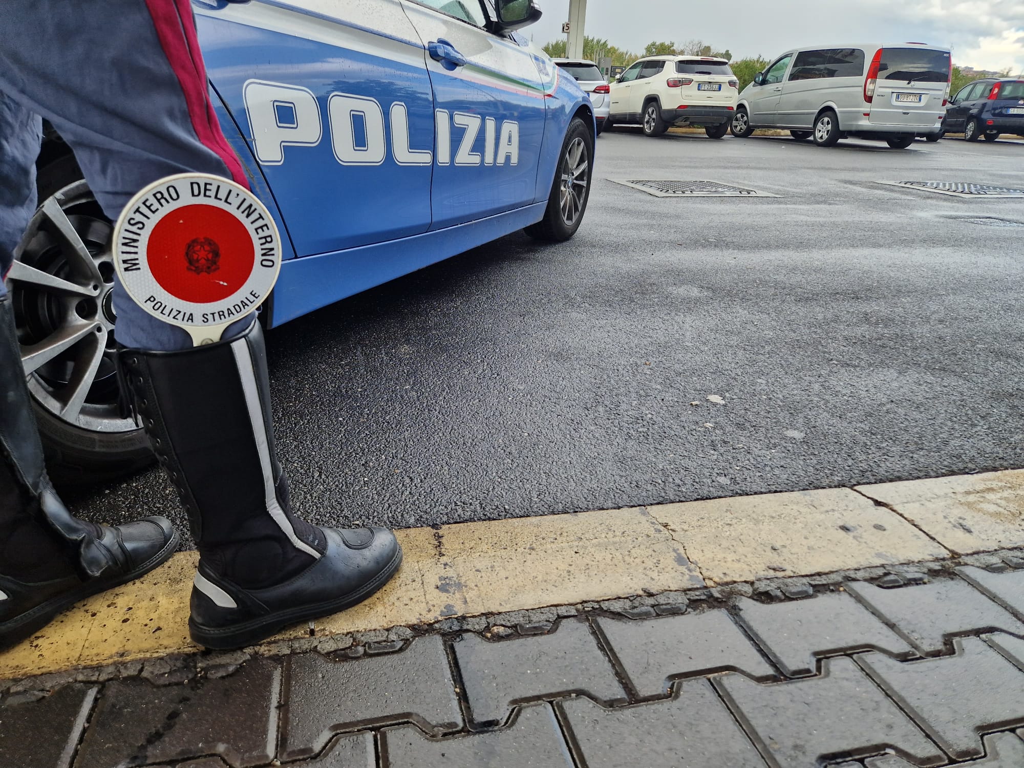 POLIZIA STRADALE. SCOPERTI AUTOVETTURE CON CHILOMETRAGGI ALTERATI IN UN AUTOSALONE ACESE
