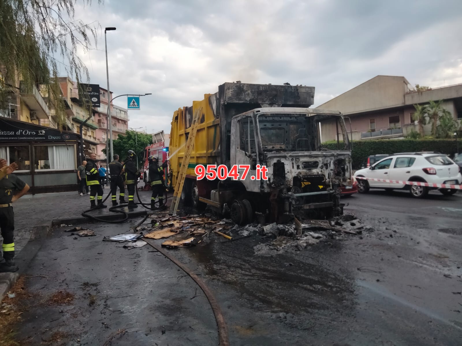 AUTOCOMPATTATORE DEI RIFIUTI IN FIAMME ALL'ALBA A TREMESTIERI ETNEO