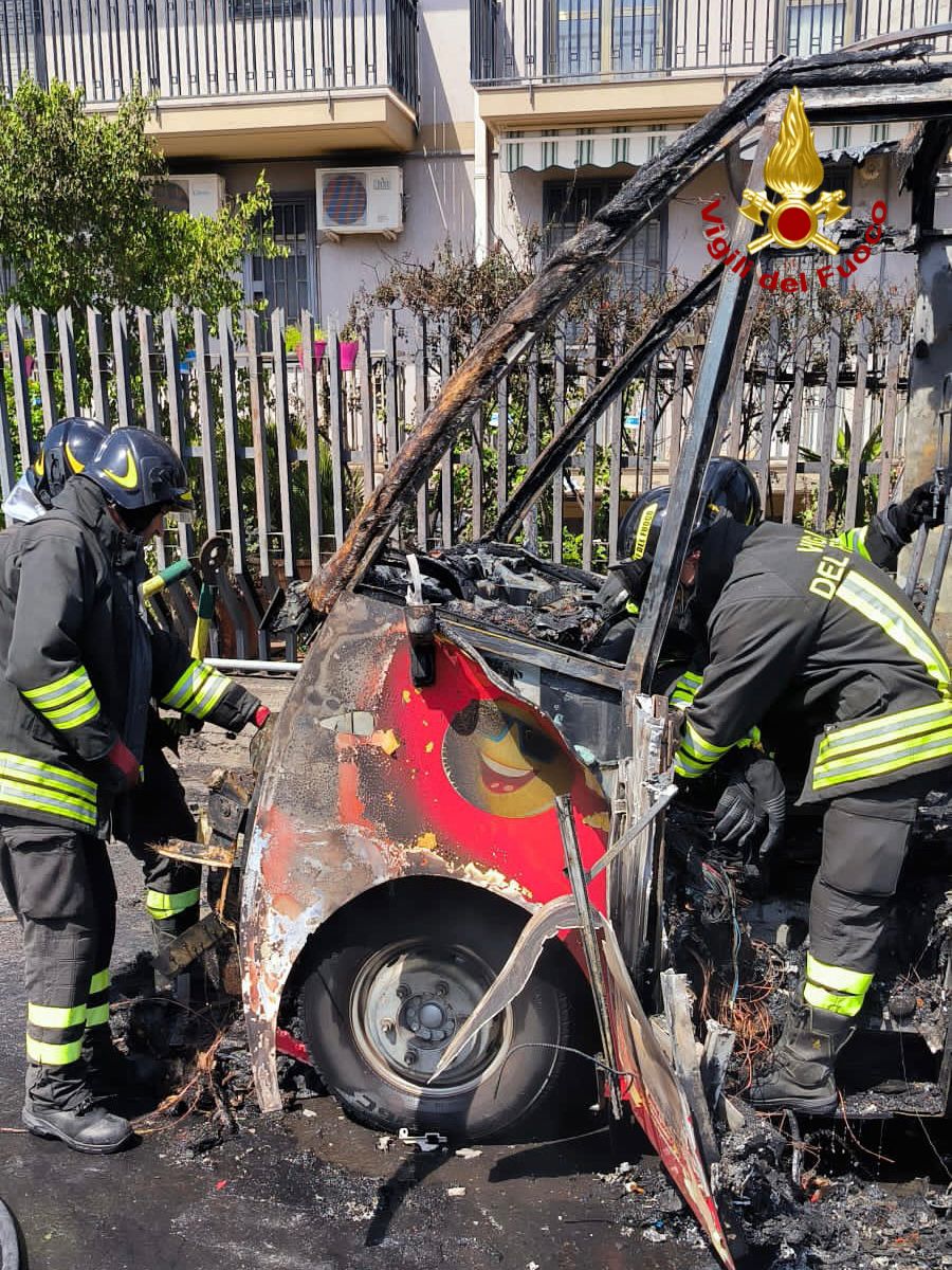 PAURA A CATANIA: BUS DI TURISTI AVVOLTO DALLE FIAMME, NESSUN FERITO