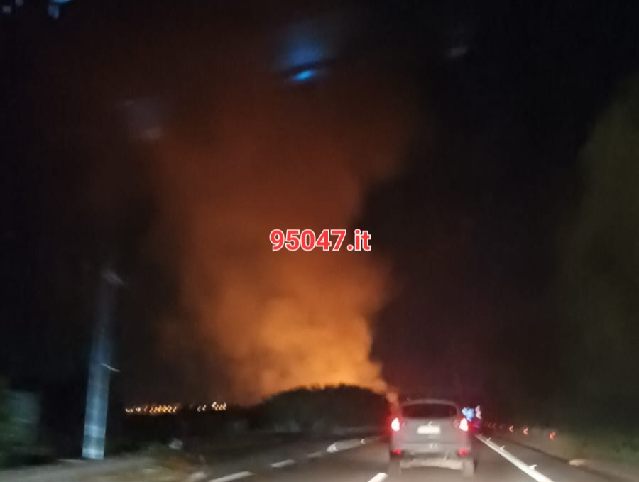 VASTO INCENDIO IN CORSO A SCALILLI: DISAGI SULLA SUPERSTRADA 284