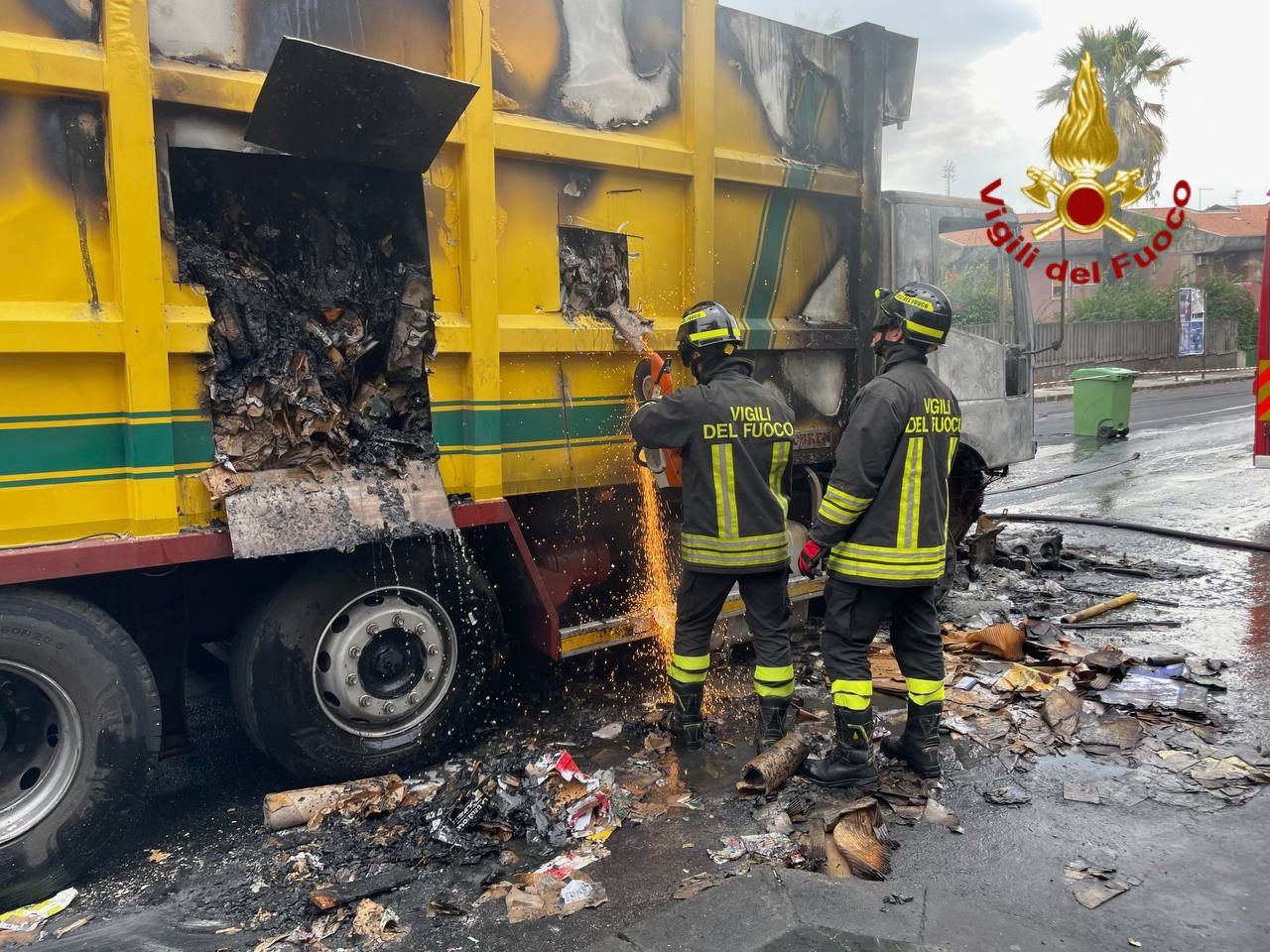 AUTOCOMPATTATORE DEI RIFIUTI IN FIAMME ALL'ALBA A TREMESTIERI ETNEO