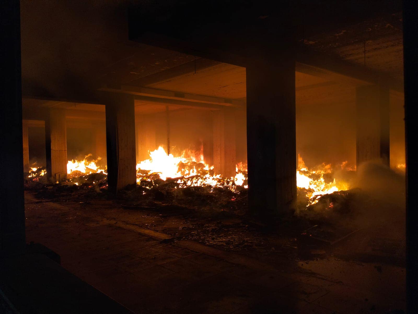 BRUCIA IL CAMPO ROM DI VIA ACQUICELLA PORTO A CATANIA