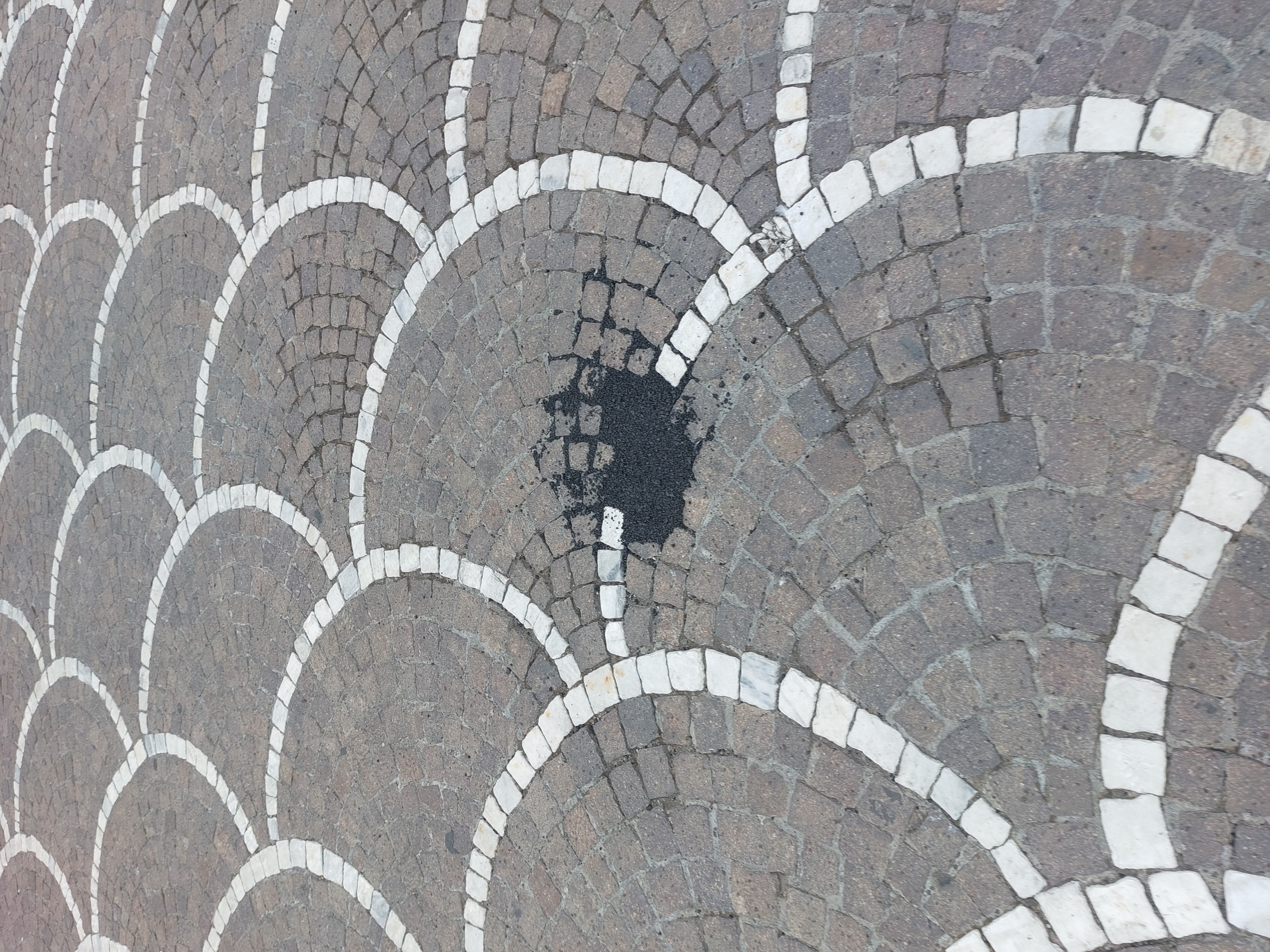 PATERNO': BASOLATO DEL CENTRO STORICO "RIPARATO" CON L'ASFALTO, LA SEGNALAZIONE DEI LETTORI