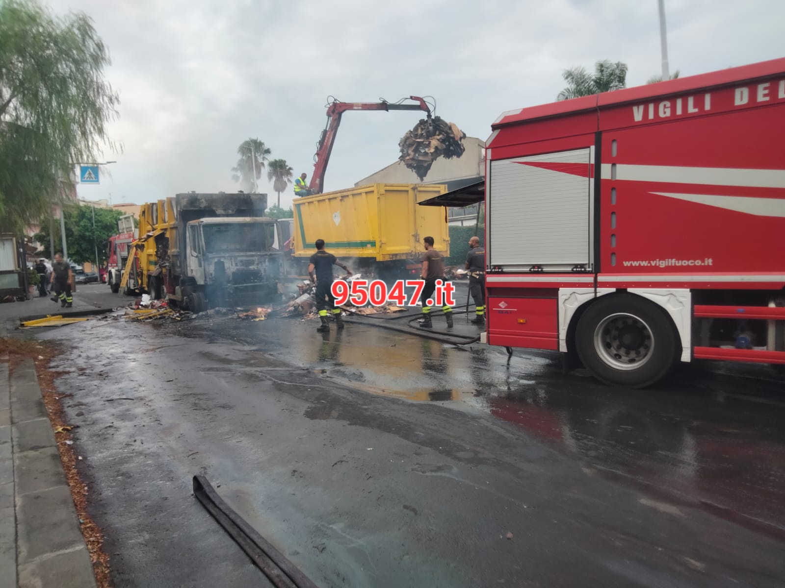 AUTOCOMPATTATORE DEI RIFIUTI IN FIAMME ALL'ALBA A TREMESTIERI ETNEO