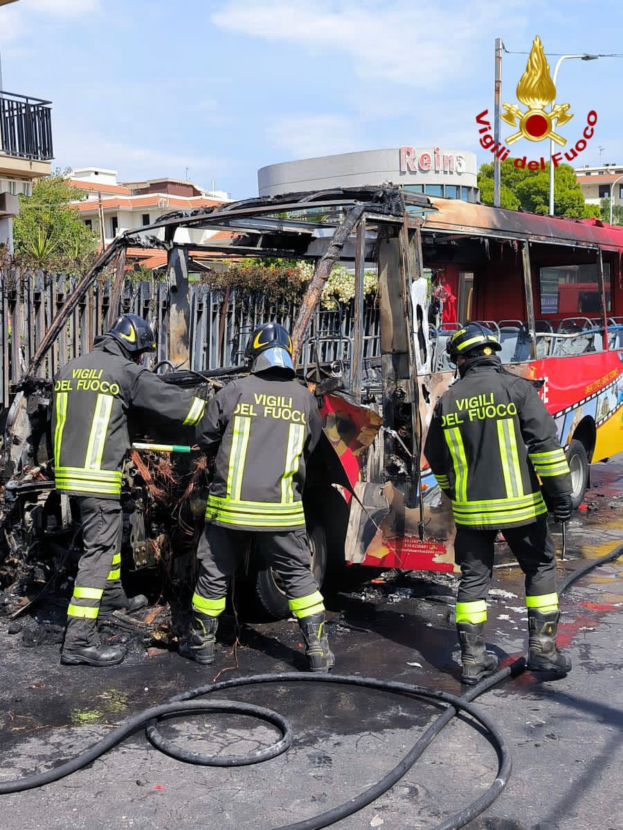 PAURA A CATANIA: BUS DI TURISTI AVVOLTO DALLE FIAMME, NESSUN FERITO