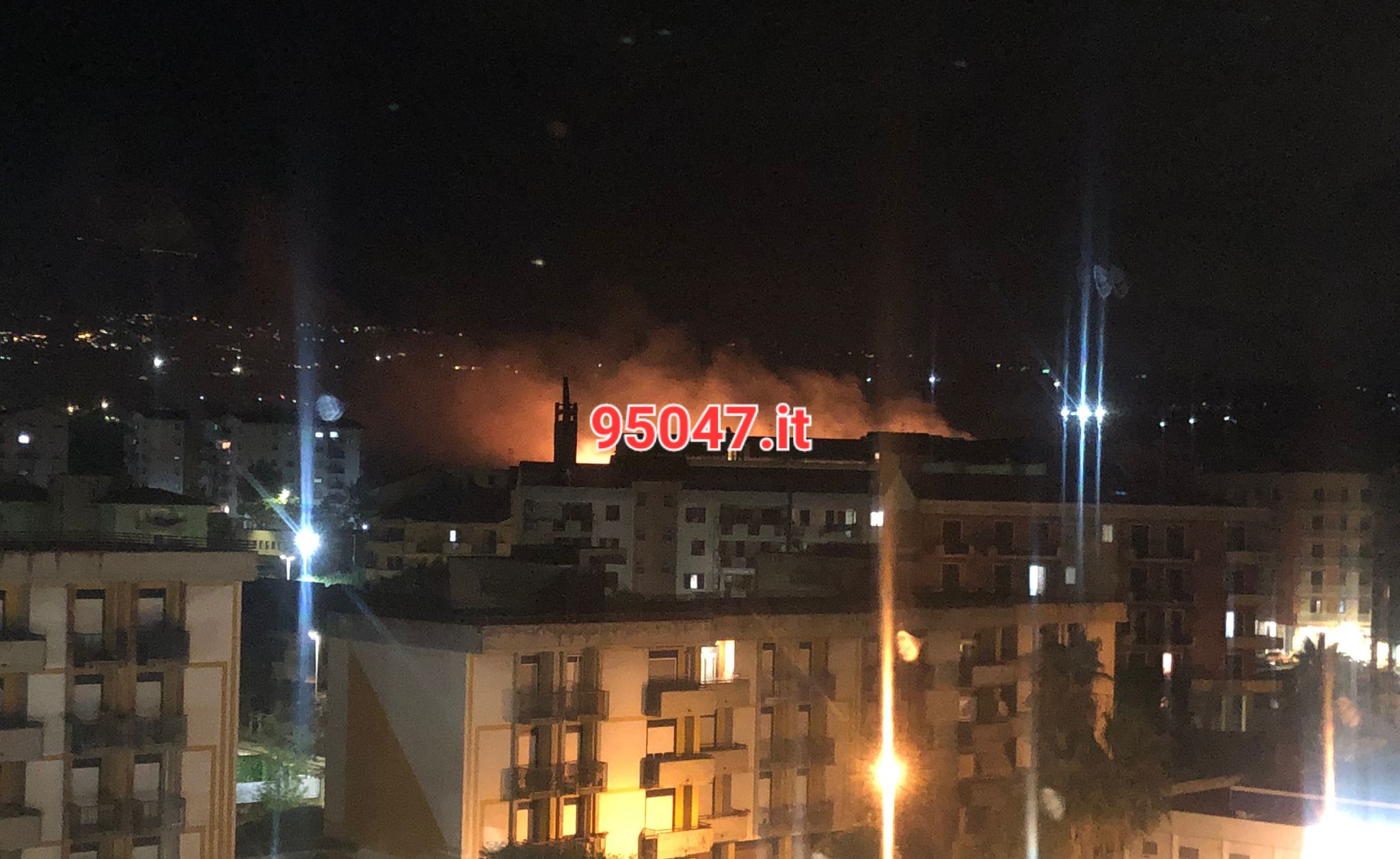 PATERNÒ. VASTO INCENDIO IN CORSO IN ZONA VIALE DEI PLATANI