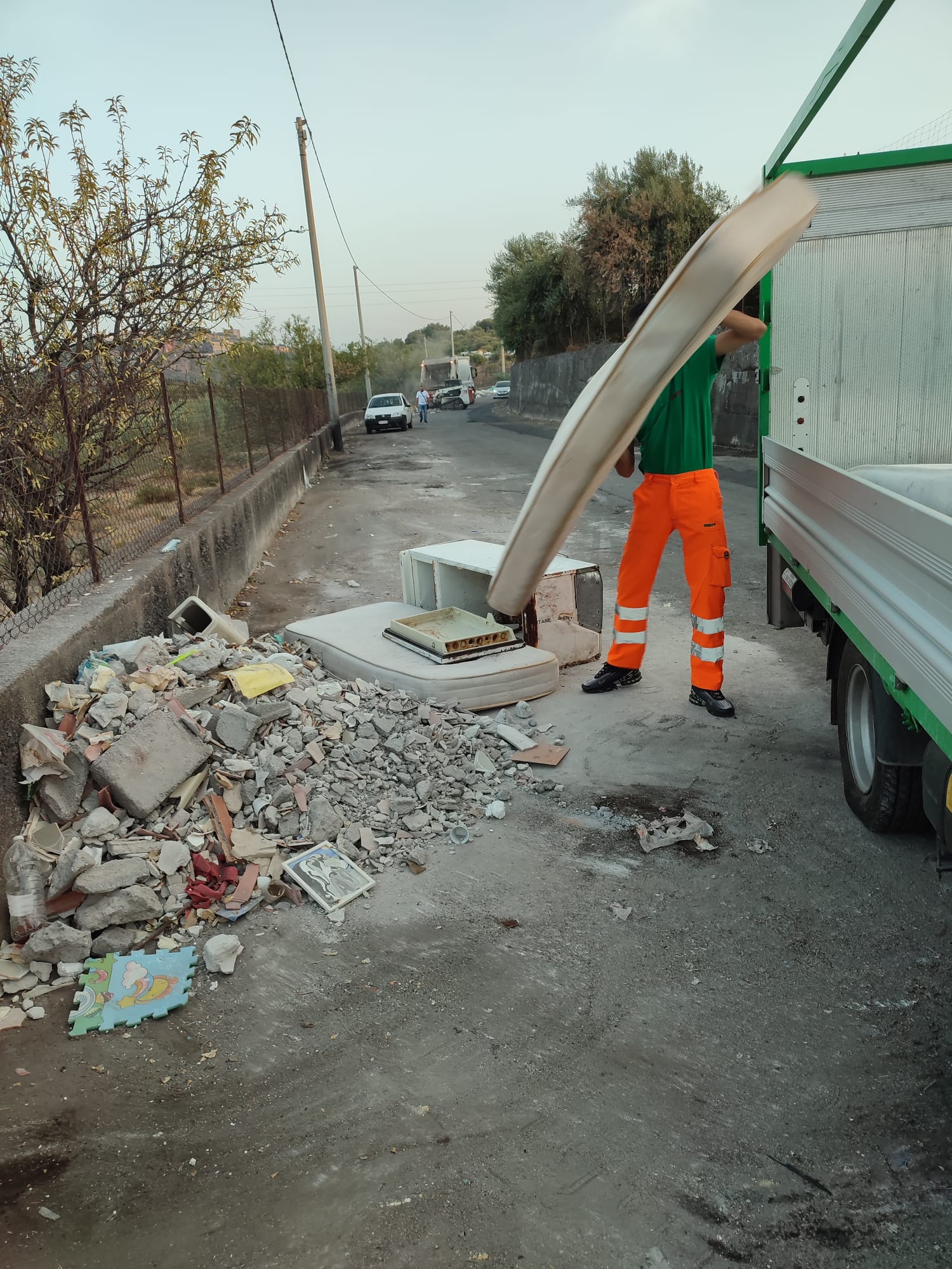 RIFIUTI A PATERNÒ: RIPULITE MICRO DISCARICHE IN ZONA VIA BALATELLE VIA SELLA