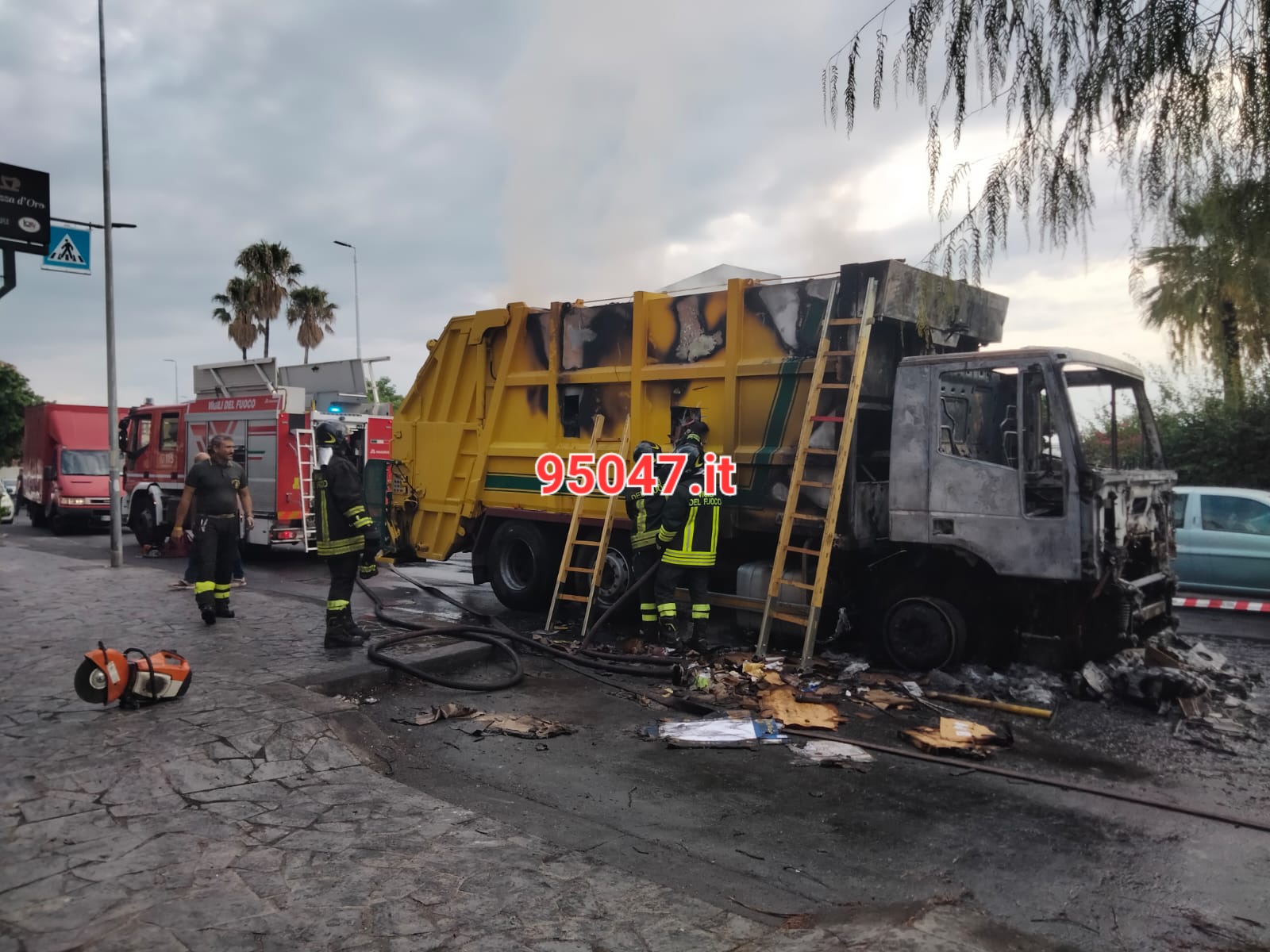 AUTOCOMPATTATORE DEI RIFIUTI IN FIAMME ALL'ALBA A TREMESTIERI ETNEO