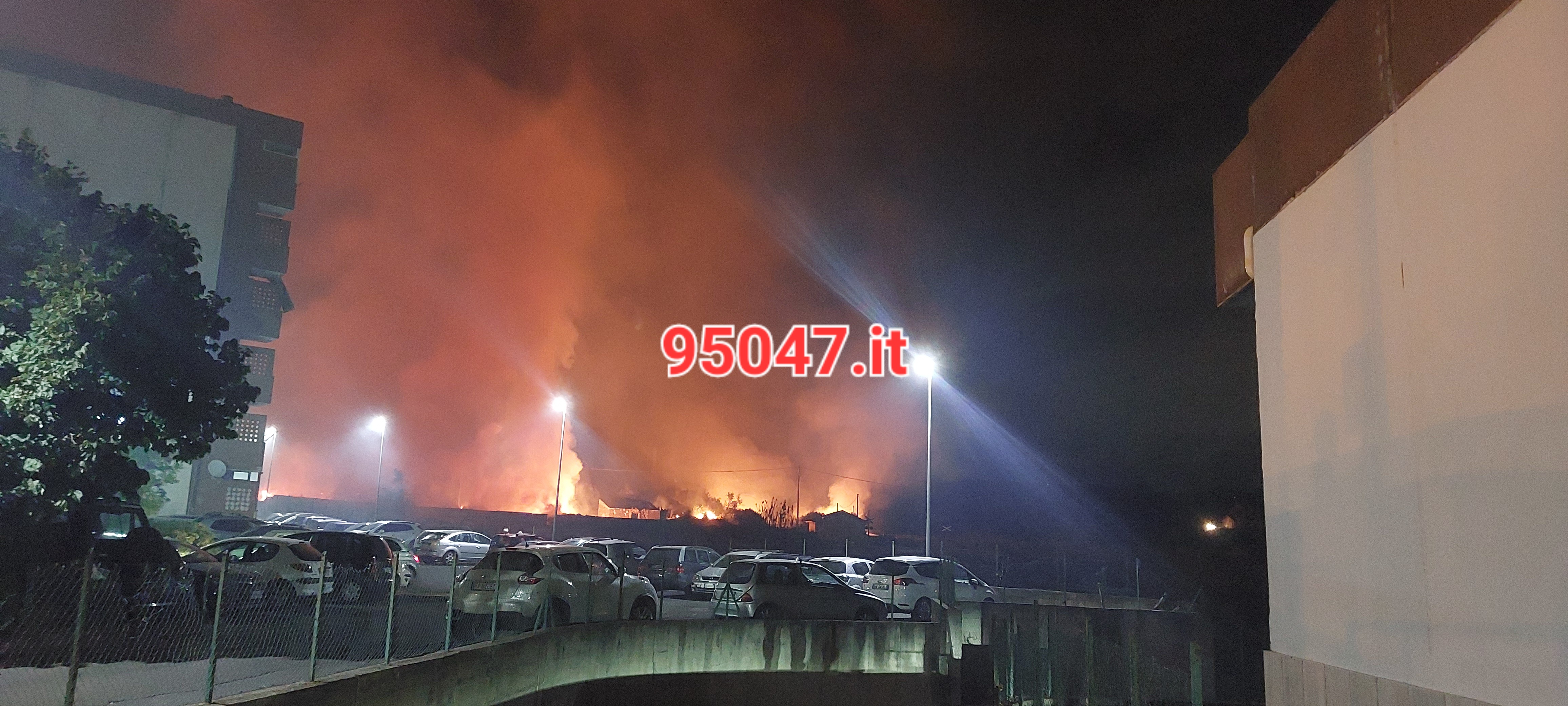 PATERNÒ. VASTO INCENDIO IN CORSO IN ZONA VIALE DEI PLATANI