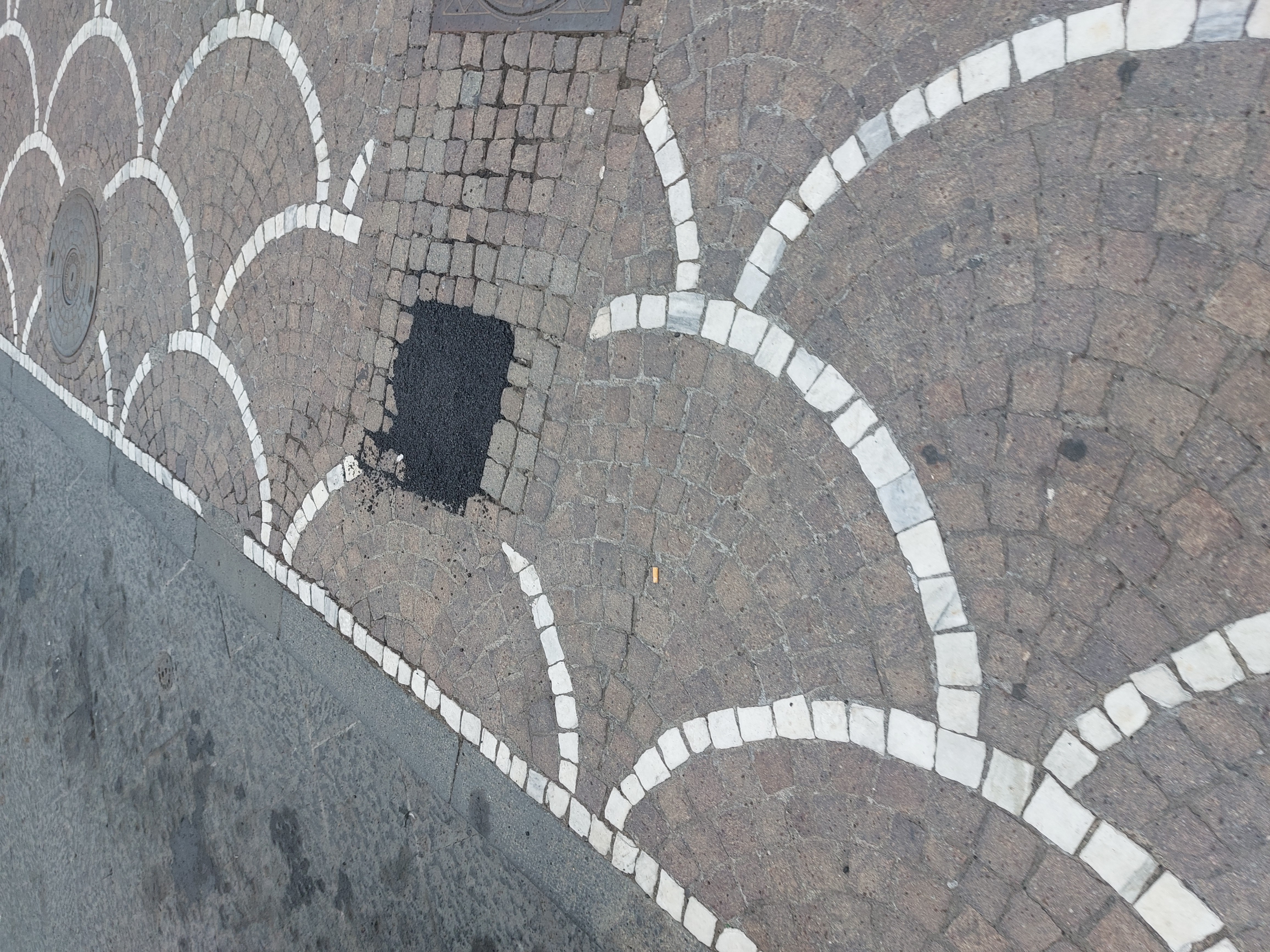 PATERNO', L'ASSESSORE REPLICA SUI LAVORI DI PIAZZA INDIPENDENZA: "RIPARAZIONE PROVVISORIA"