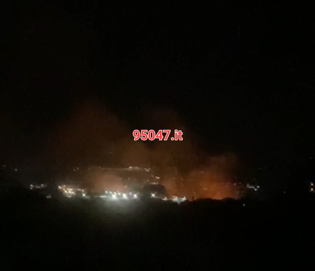 PATERNÒ. VASTO INCENDIO IN CORSO IN ZONA VIALE DEI PLATANI