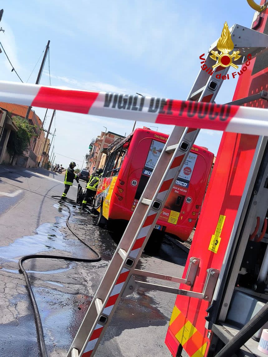 PAURA A CATANIA: BUS DI TURISTI AVVOLTO DALLE FIAMME, NESSUN FERITO