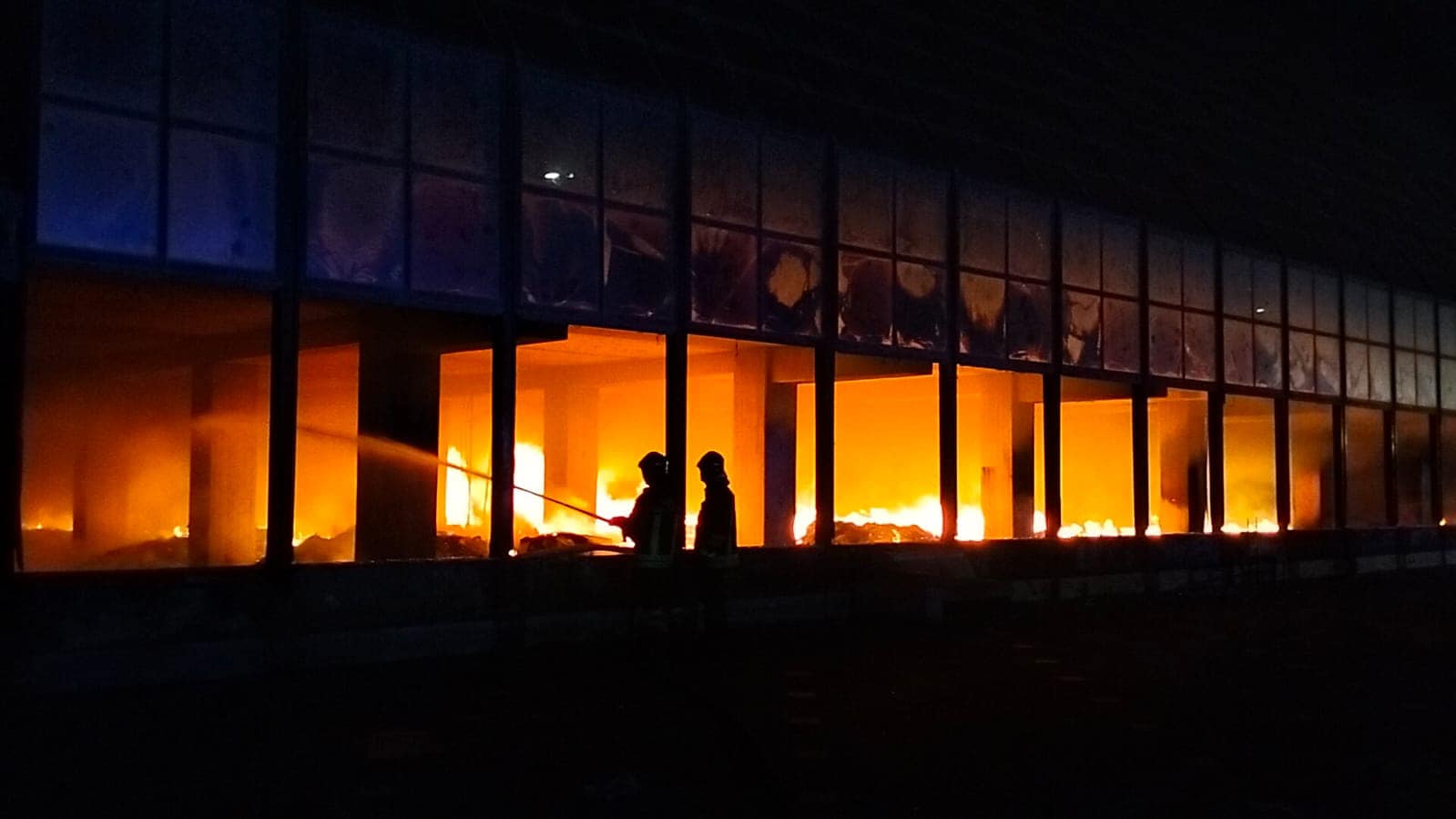 BRUCIA IL CAMPO ROM DI VIA ACQUICELLA PORTO A CATANIA