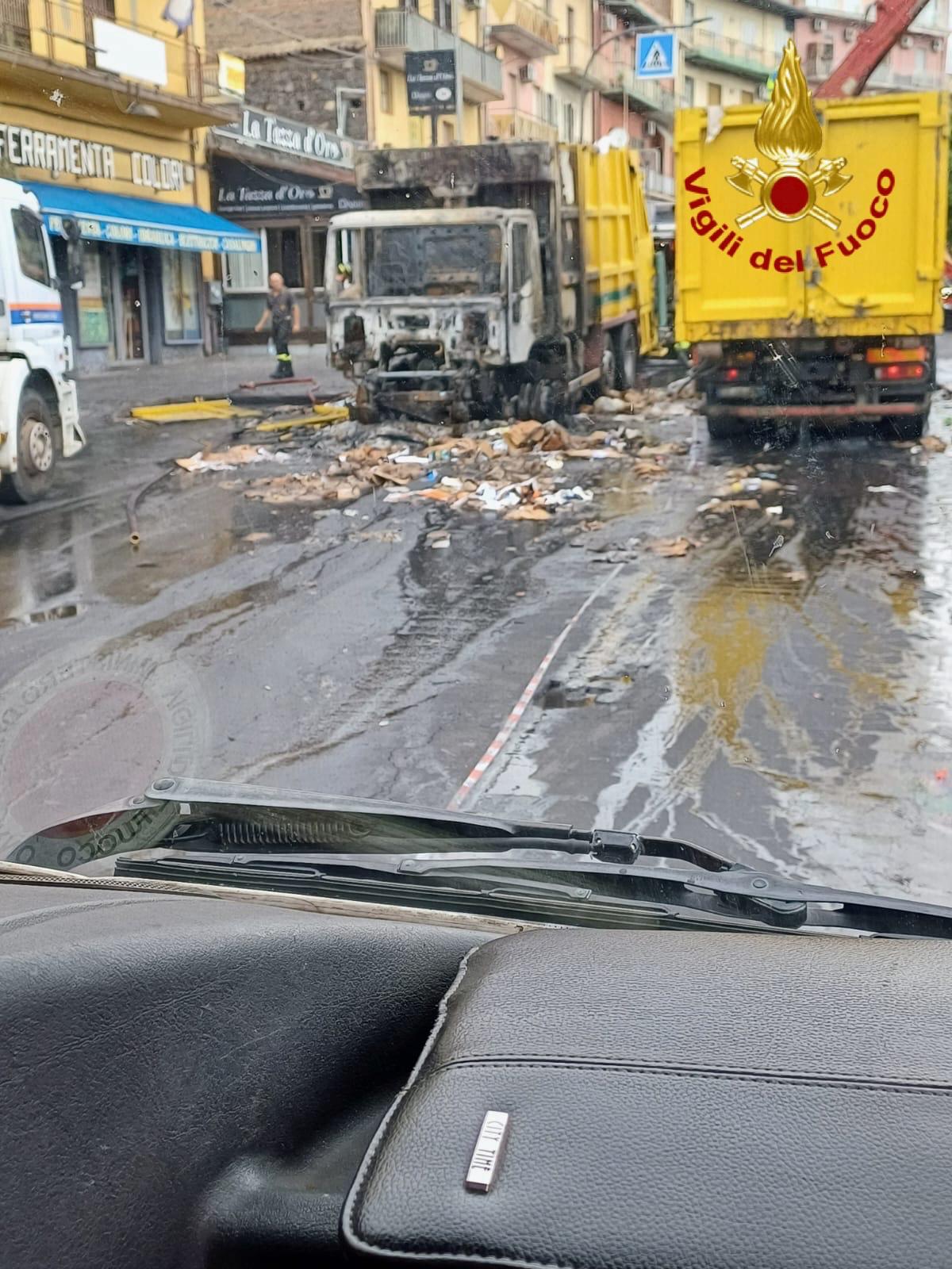 AUTOCOMPATTATORE DEI RIFIUTI IN FIAMME ALL'ALBA A TREMESTIERI ETNEO