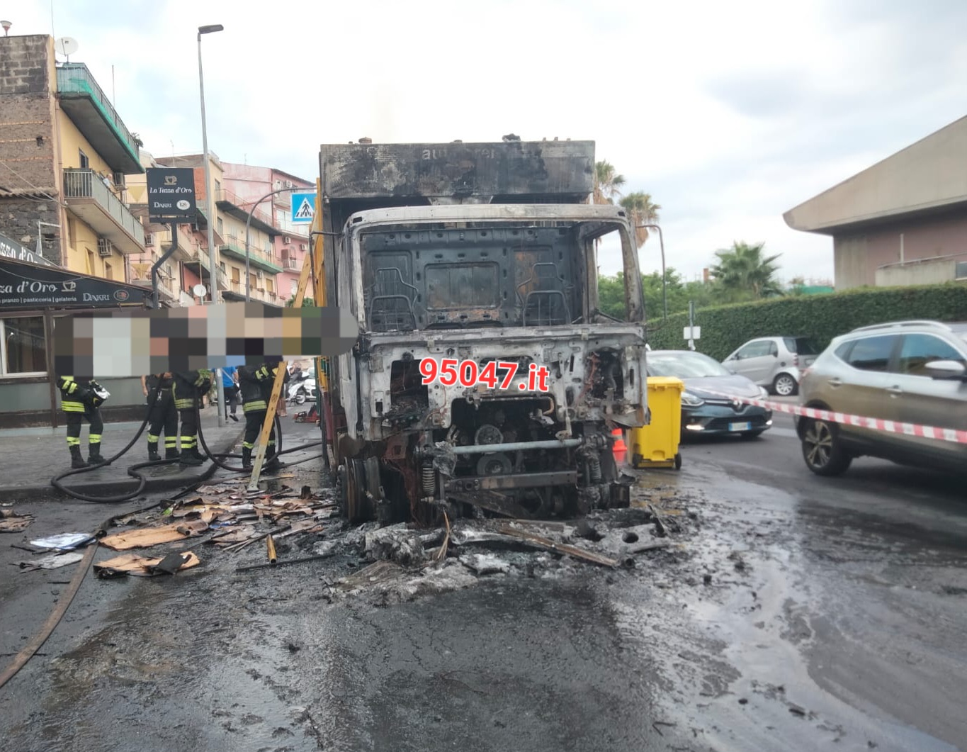 AUTOCOMPATTATORE DEI RIFIUTI IN FIAMME ALL'ALBA A TREMESTIERI ETNEO