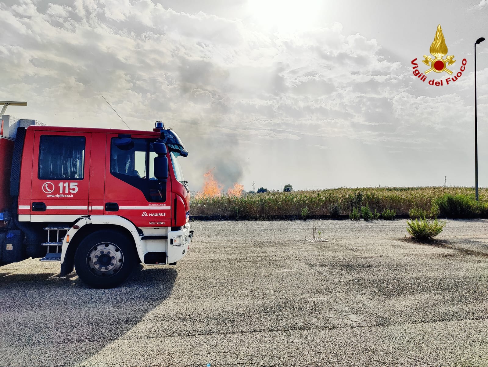 INCENDIO NEI PRESSI DELL'AEROPORTO CATANIA, VOLI DIROTTATI