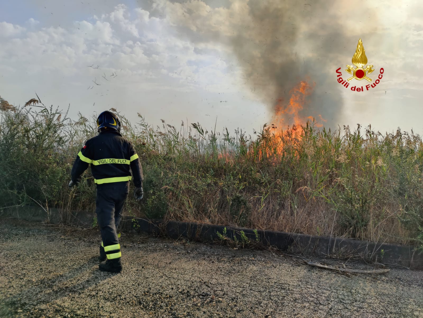 INCENDIO NEI PRESSI DELL'AEROPORTO CATANIA, VOLI DIROTTATI