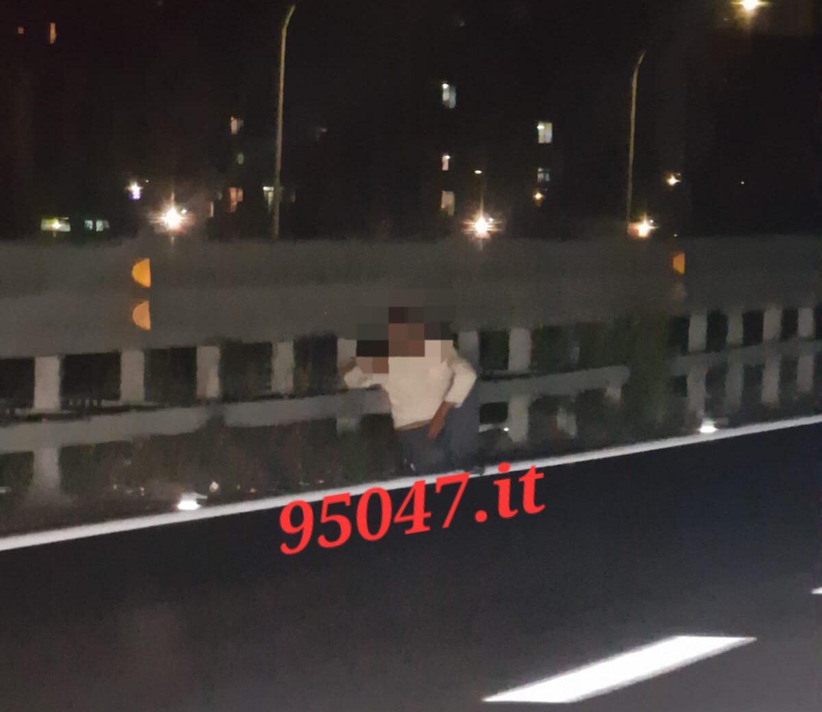 PATERNO’: UOMO SI SDRAIA SULLA SS 121 GRAVE RISCHIO PER GLI AUTOMOBILISTI – LA FOTO - 