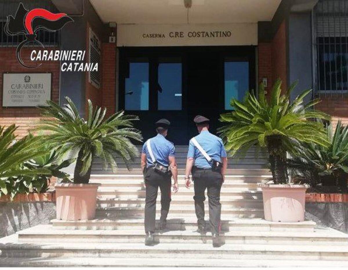 ACIREALE . LANCIA LA DROGA DAL BALCONE PER NASCONDERLA AI CARABINIERI; 47ENNE ARRESTATO. - 