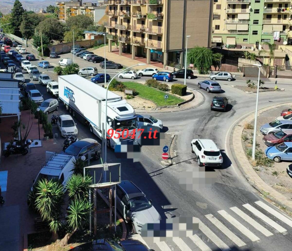 PATERNÒ. ENNESIMO CASO DI SOSTA SELVAGGIA BLOCCA MEZZO PESANTE AL CORSO ITALIA - 