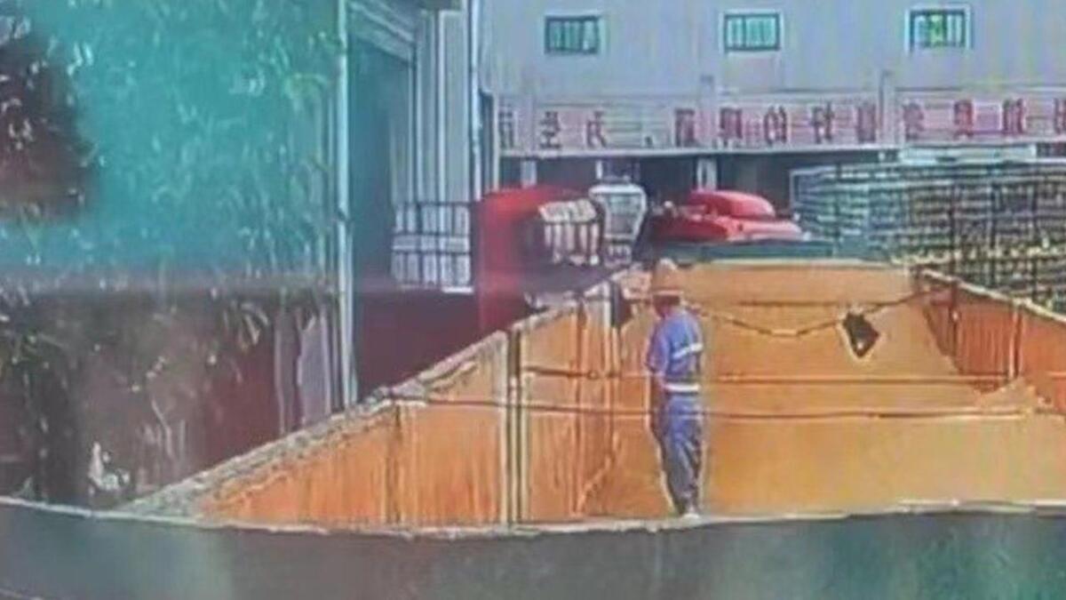 SCANDALO IN CINA: OPERAIO URINA IN UN SERBATOIO DELLA BIRRA TSINGTAO - 