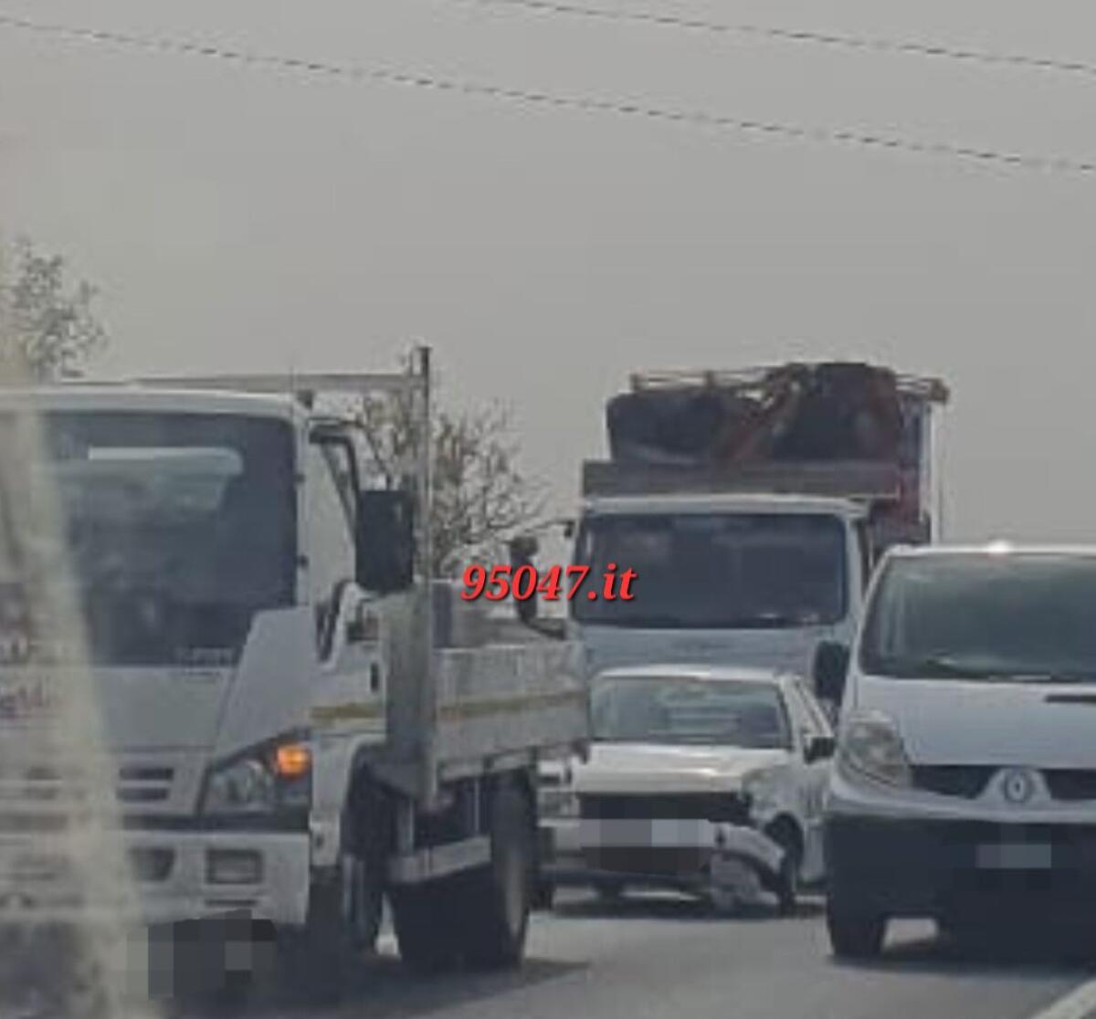 INCIDENTE SULLA SUPERSTRADA 284 NEI PRESSI SVINCOLO PATERNÒ: NESSUN FERITO E CODE - 