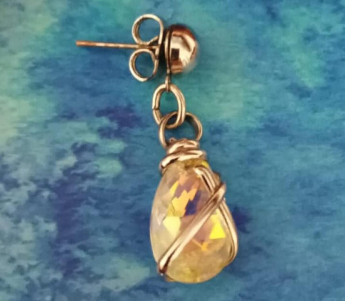 RUBRICA OGGETTI SMARRITI 95047.SI CERCA ORECCHINO SMARRITO CON UN GRANDE VALORE AFFETTIVO - 