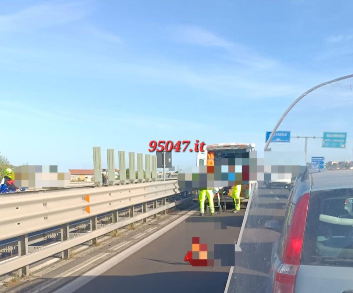 ENNESIMO INCIDENTE SULLA SS121, SCONTRO MOTO AUTO, SOCCORSI SUL POSTO - 