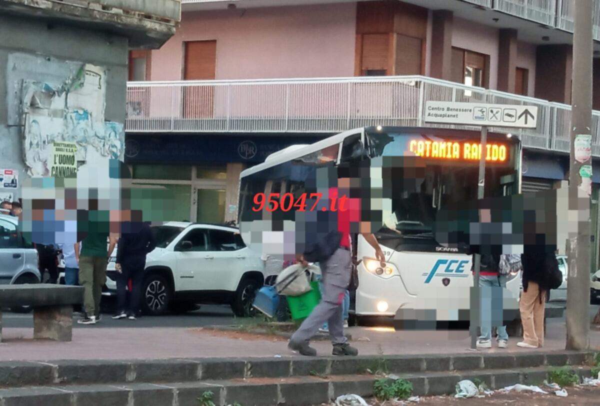 PATERNO': PARCHEGGIO SELVAGGIO, L'AUTOBUS NON PUÒ GIRARE, DISAGI PER I PENDOLARI E TRAFFICO IN TILT. LE FOTO - 