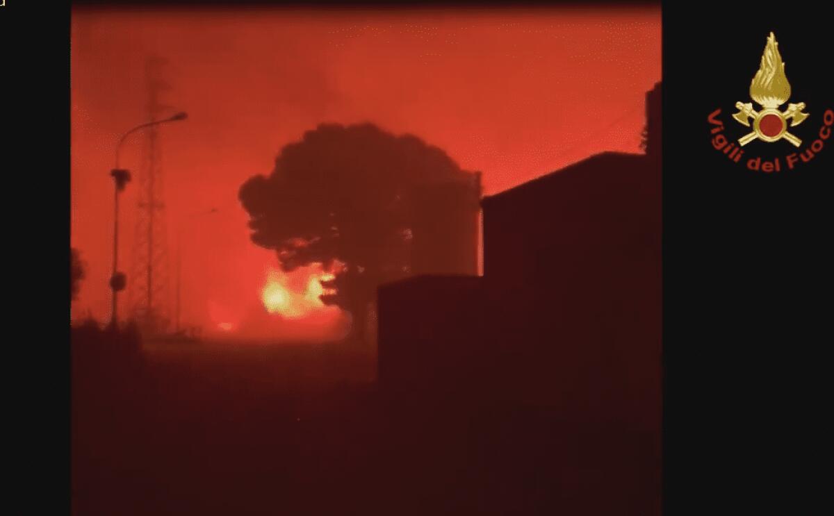 INFERNO DI FUOCO NELLA NOTTE: LE IMPRESSIONANTI IMMAGINI DEI VIGILI DEL FUOCO - 