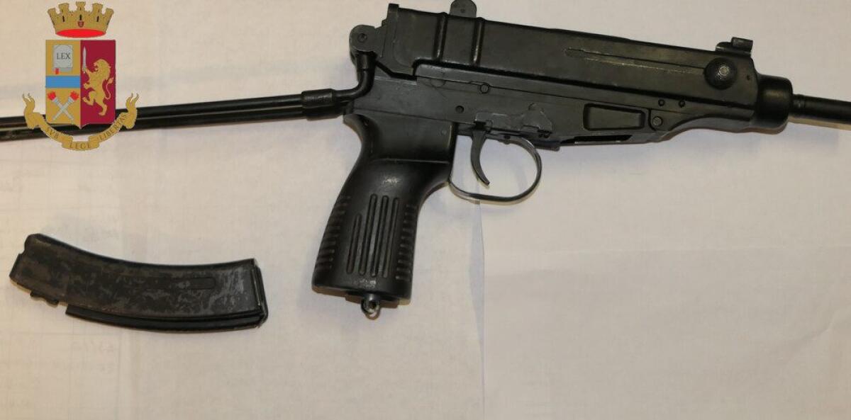 CATANIA, FUGGONO ALL’ALT DELLA POLIZIA. IN DUE BLOCCATI SU UN’AUTO RUBATA CON A BORDO UNA PISTOLA E UN FUCILE-MITRAGLIA - 