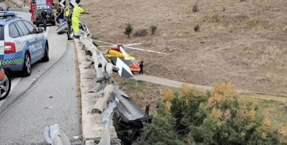 GRAVISSIMO INCIDENTE SULLA PALERMO - CATANIA, AUTOCARRO FINISCE GIÙ DA UN VIADOTTO: UN MORTO E UN FERITO GRAVE - 