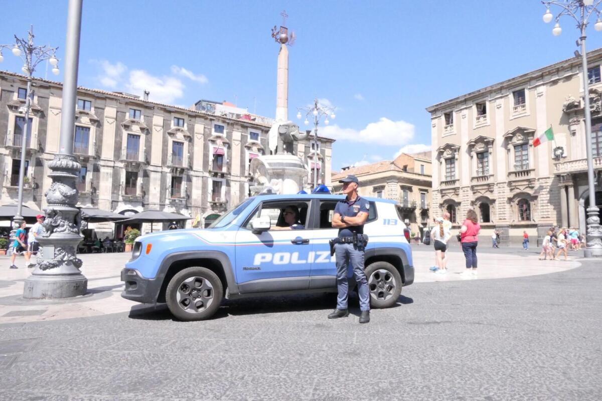 CATANIA, 2 RAGAZZI BLOCCATI CON LE MOTO RUBATE: DENUNCIATI PER RICETTAZIONE - 