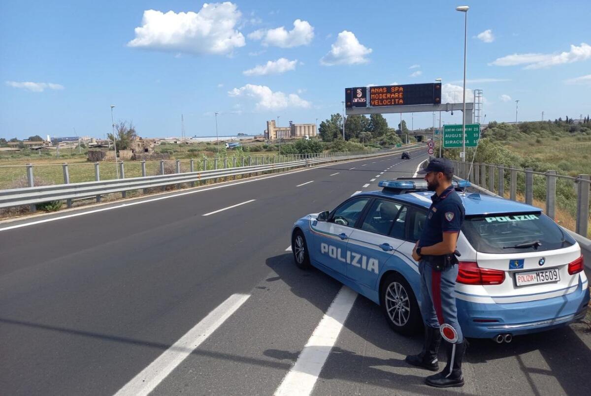 PERCORREVANO LA CORSIA DI EMERGENZA, LA POLIZIA STRADALE DI CATANIA RITIRA 10 PATENTI - 