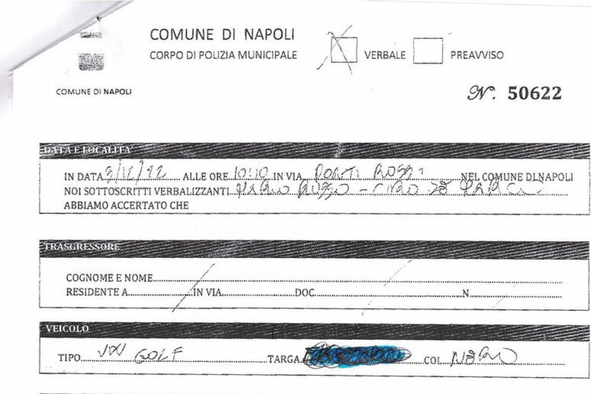 FALSE MULTE SUL PARABREZZA A NAPOLI: PAGHI, MA I SOLDI FINISCONO NELLE TASCHE DI UN TRUFFATORE - 