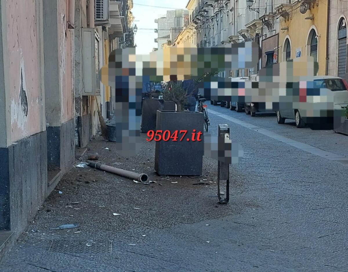 PATERNÒ. FA UN INCIDENTE NELLA CENTRALISSIMA VITTORIO EMANUELE E ABBANDONA L'AUTO - 