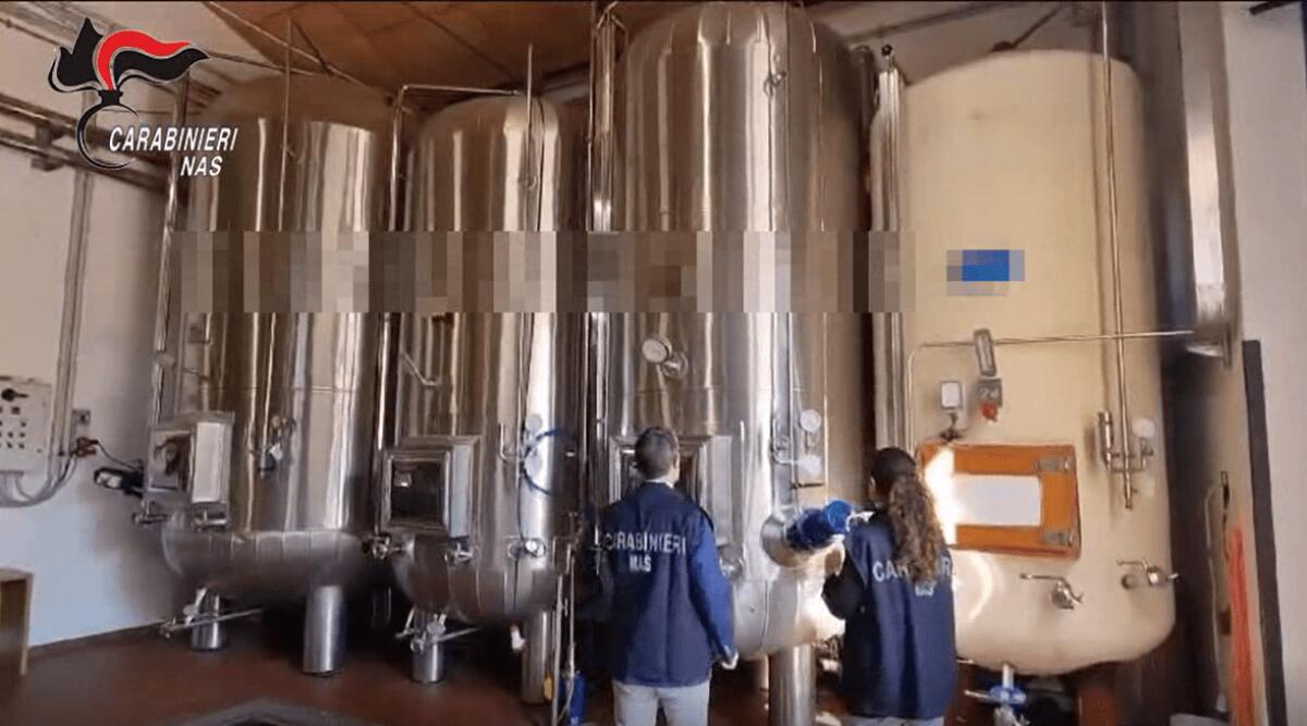 CONTROLLI DEI NAS IN DUE AZIENDE VITIVINICOLE DEL CATANESE: SEQUESTRATI QUASI 2 MILA LITRI DI VINO PER IL VALORE DI 90MILA EURO - 