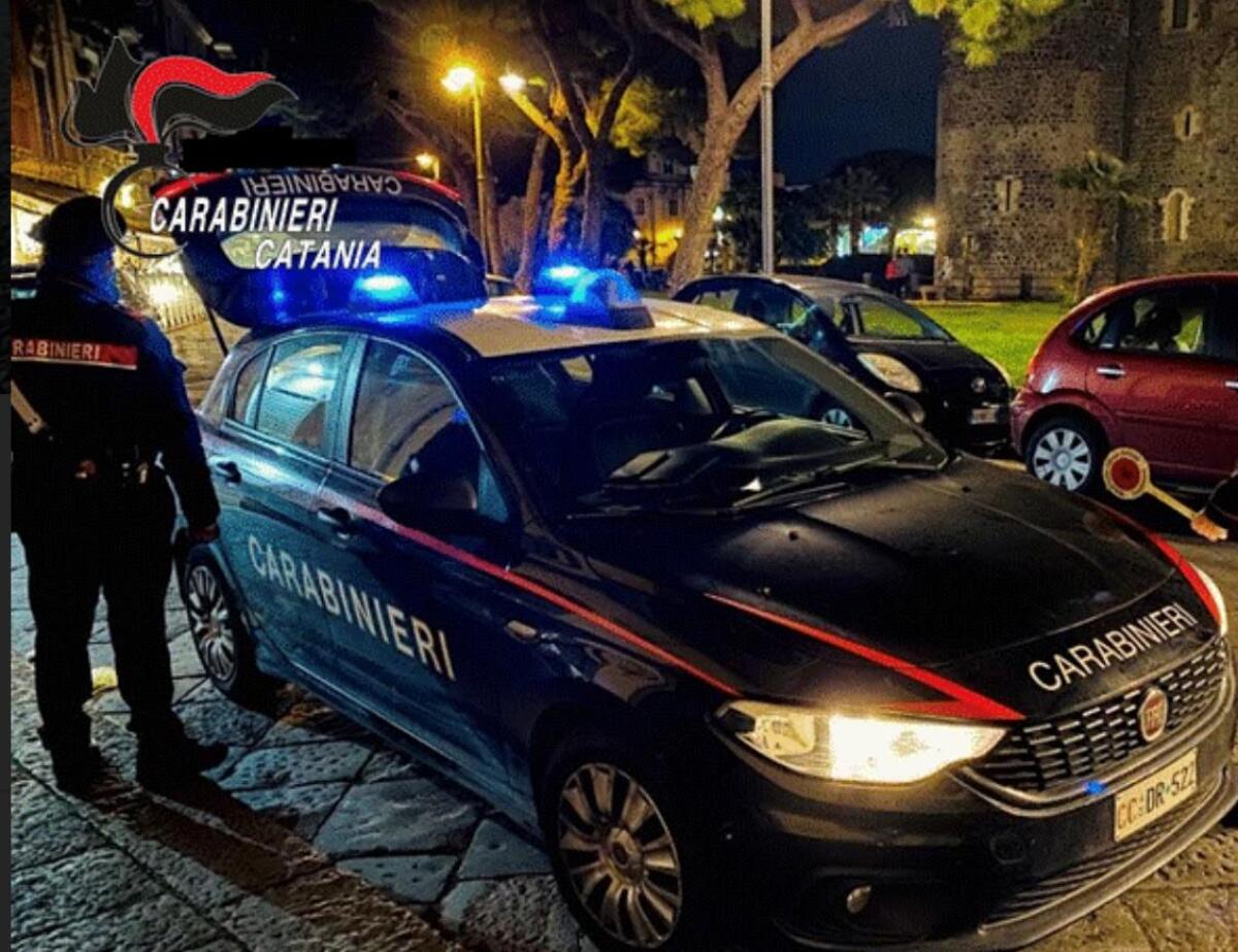 CATANIA, MINORENNE SORPRESO A SPACCIARE DROGA, SCAPPA E SEMINA LA MARIJUANA IN STRADA: ARRESTATO - 