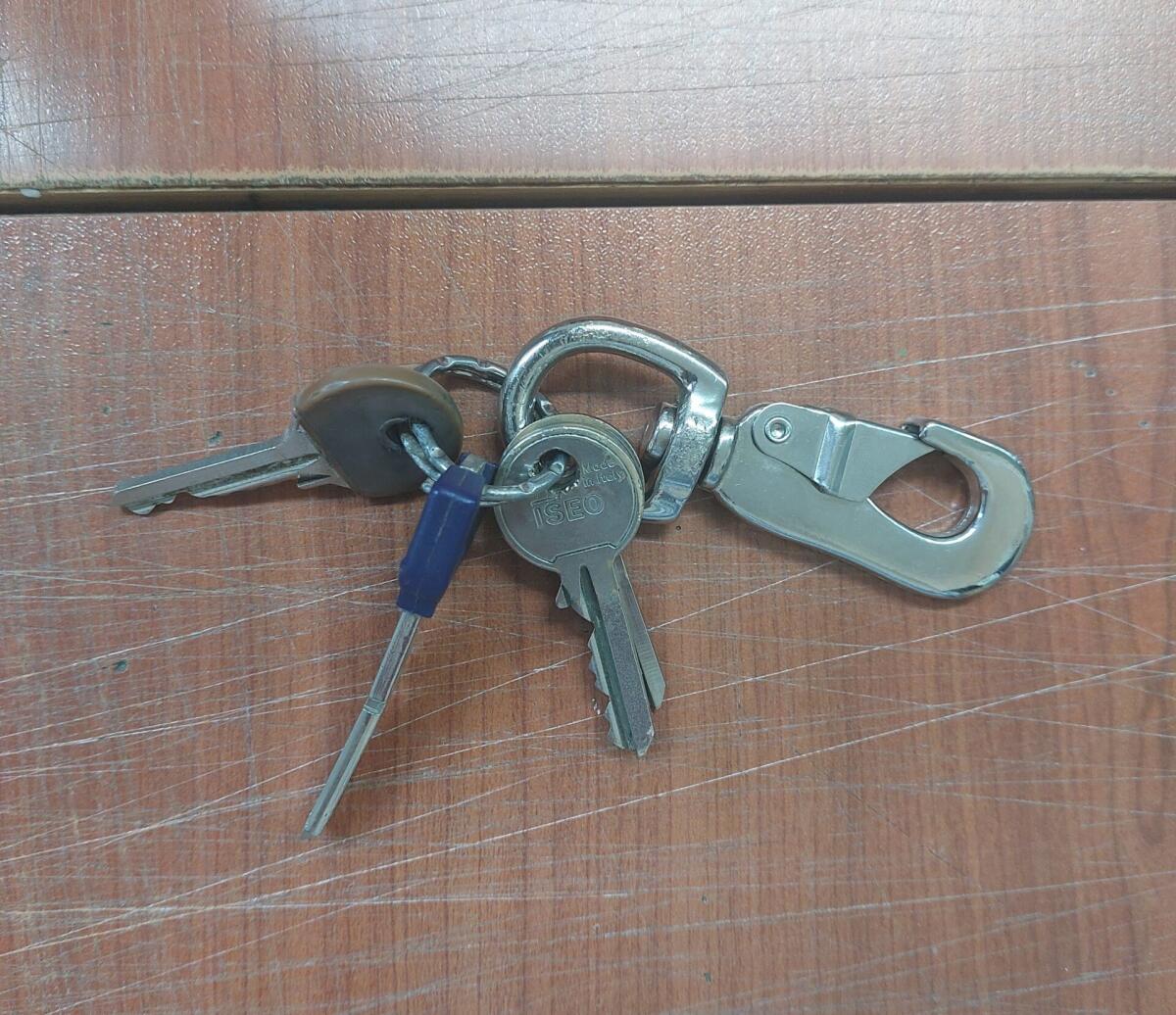 PATERNÒ. TROVATI QUESTO MAZZO DI CHIAVI IN VIA VITTORIO EMANUELE - 