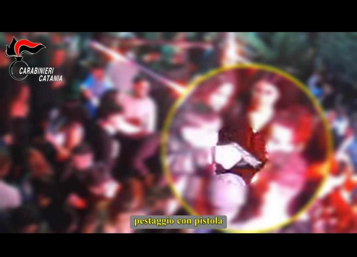 CATANIA: QUINDICENNE A CAPO DI UNA GANG CHE ERA L'INCUBO DI UNA DISCOTECA, 7 ARRESTI - 