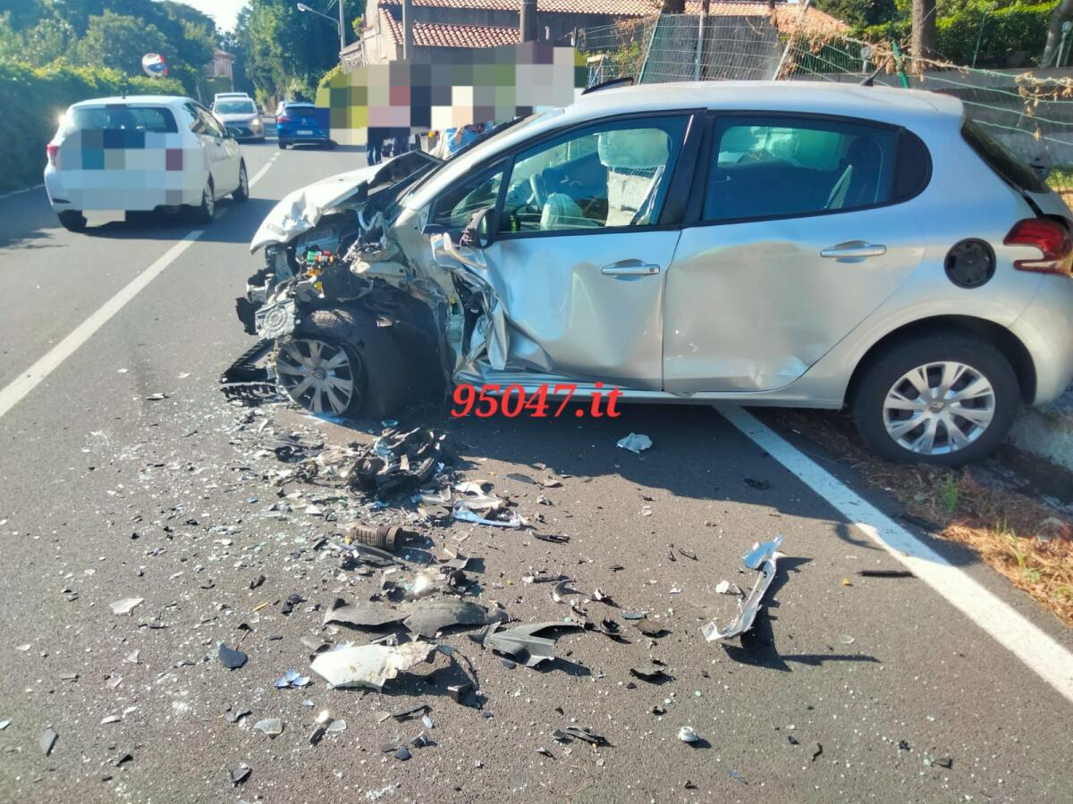 GRAVE INCIDENTE STRADALE A VIAGRANDE: DUE DONNE FERITE - 