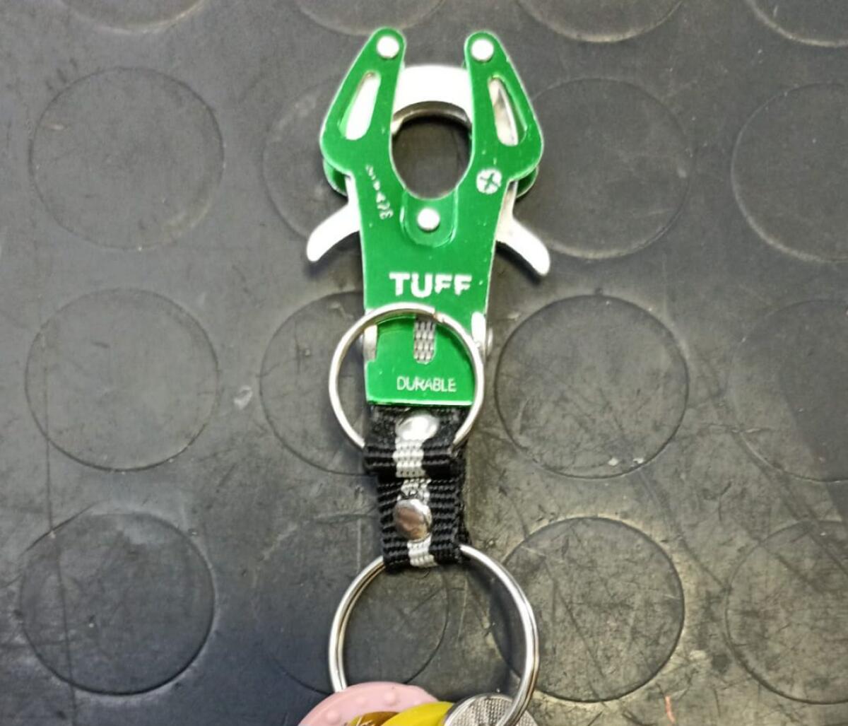 È STATO RITROVATO QUESTO MAZZO DI CHIAVI - 