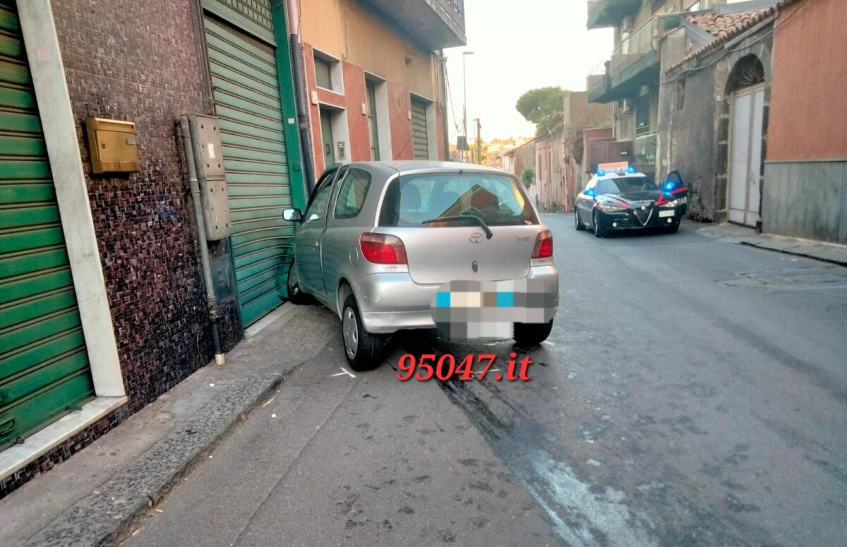 TREMESTIERI ETNEO. SCONTRO TRA TRE AUTO , UNA FINISCE CONTRO UN GARAGE - 