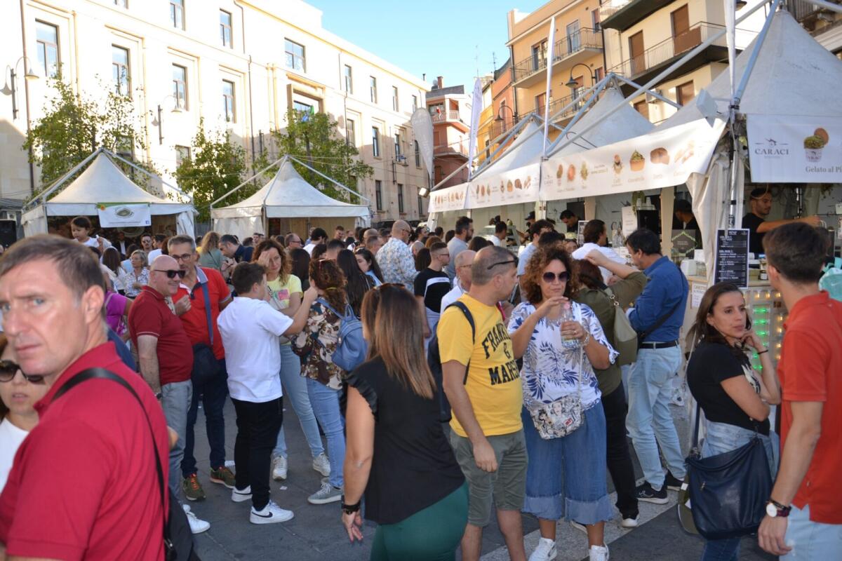 BOOM DI VISITATORI ALLA SAGRA DEL PISTACCHIO, APPUNTAMENTO AL PROSSIMO WEEK END - 