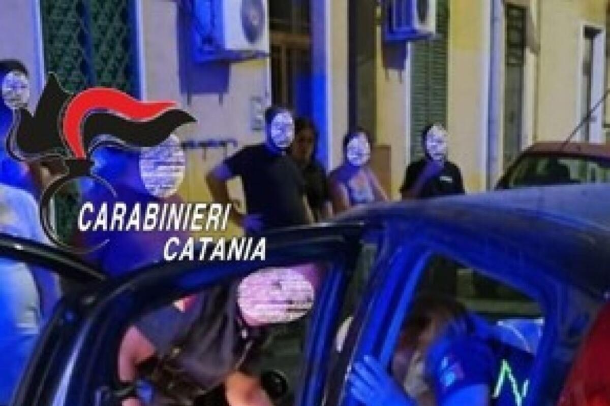 CATANIA. BLOCCATA IN AUTO SVENUTA DOPO INCIDENTE, SALVATA DA CARABINIERI - 