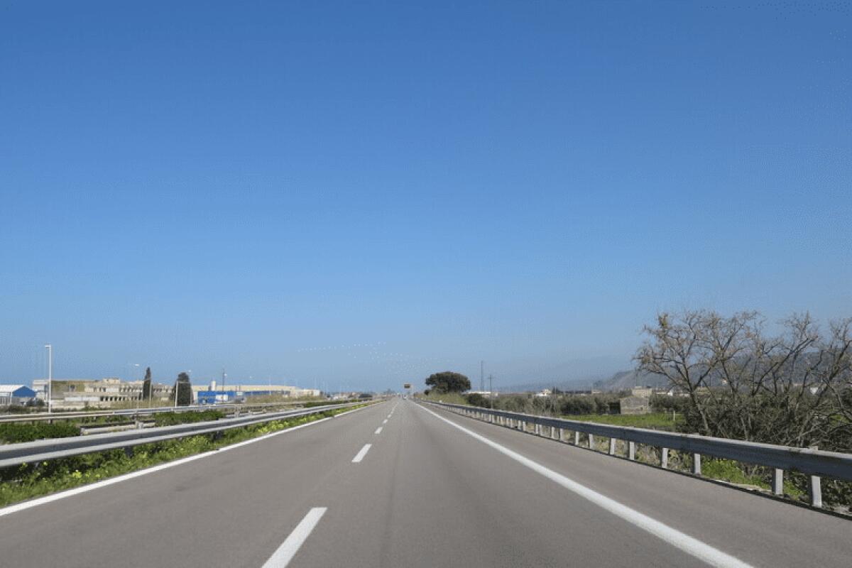 TRAGEDIA NEL PALERMITANO. ALBERO CROLLA SU UN'AUTO SULL'AUTOSTRADA A20: CONDUCENTE 43ENNE MORTO SUL COLPO - 