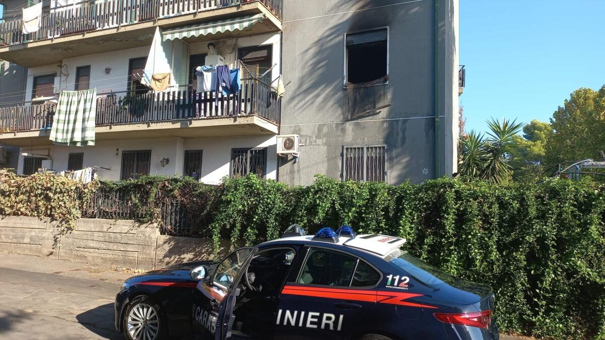 INCENDIO IN UN APPARTAMENTO A GRAVINA, DUE PERSONE IN TRAPPOLA SALVATE DAI CARABINIERI - 