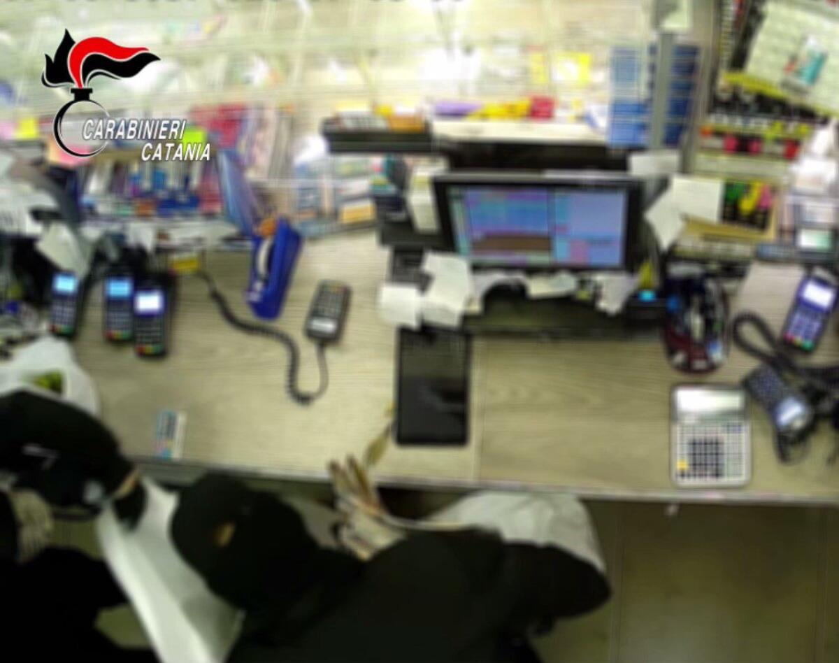 IN QUATTRO ASSALTANO UN BAR RICEVITORIA A PIANO TAVOLA: PRESO E ARRESTATO UNO DEI RAPINATORI - 